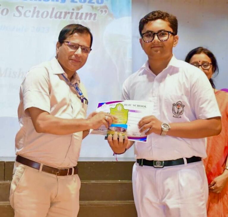 सीबीएससी के पटना जोन के रीजनल ऑफिसर ने डीपीएस में 10 बोर्ड के टॉपर प्रसून को किये सम्मानित !