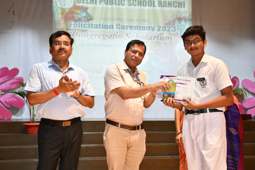 Psychographic Society - सीबीएससी के पटना जोन के रीजनल ऑफिसर ने डीपीएस में अपैक्स बेसिक्स 10 बोर्ड के टॉपर अभिनव कुमार को किये सम्मानित !