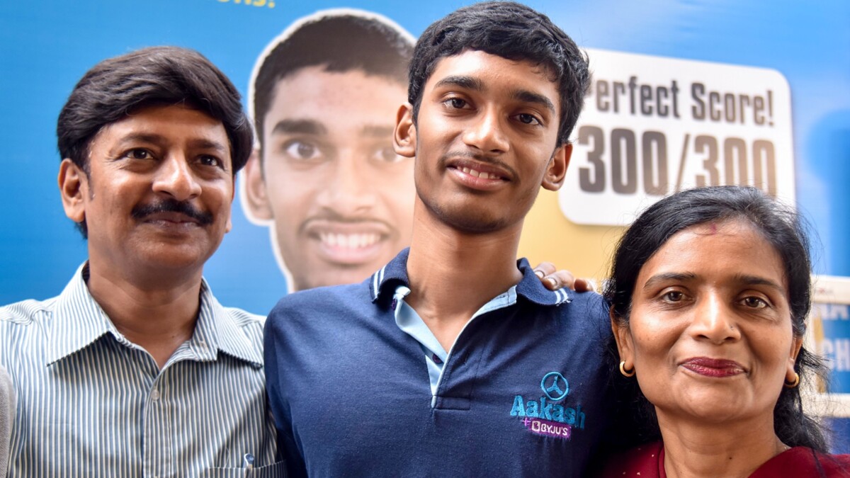 Psychographic Society - Son of Alumni of Notredame Academy Jamalpur Rishi Shekhar Shukla scored 300 out of 300 in JEE Main 2024-2025 and is National Topper