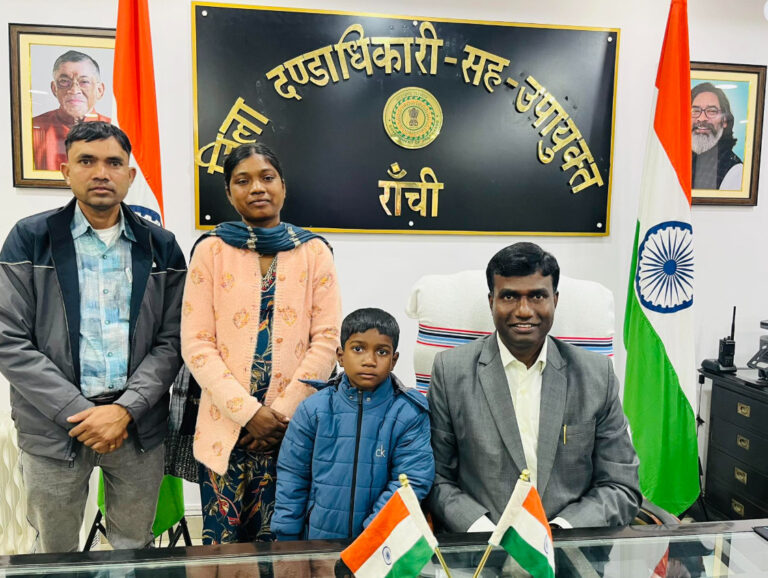 Psychographic Society - अंधेरे से उजाले तक: पेट्रोल पंप की रौशनी में पढ़ने वाले एलेक्स मुंडा को मिला सरकार का सहारा, मुख्यमंत्री हेमंत सोरेन ने लिया संज्ञान एलेक्स